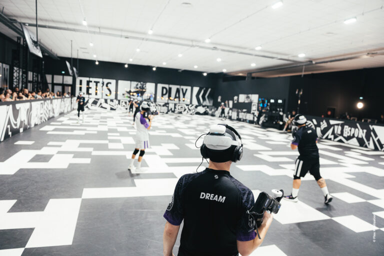 EVA Paris Est arena - players in VR esports match