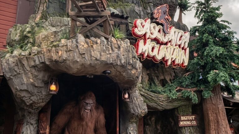 The entrance to Sasquatch Mountain at Miners Landing on Seattle's Pier 57, with its neon sign and an animatronic Sasquatch by Garner Holt Productions. Image: Sasquatch Mountain / Miners Landing
