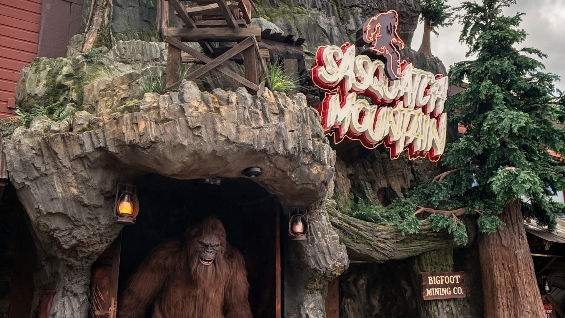 The entrance to Sasquatch Mountain at Miners Landing on Seattle's Pier 57, with its neon sign and an animatronic Sasquatch by Garner Holt Productions. Image: Sasquatch Mountain / Miners Landing